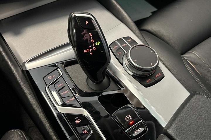 Sort BMW 530e fra 2021
