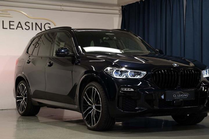 Sort BMW X5 fra 2021 set udefra