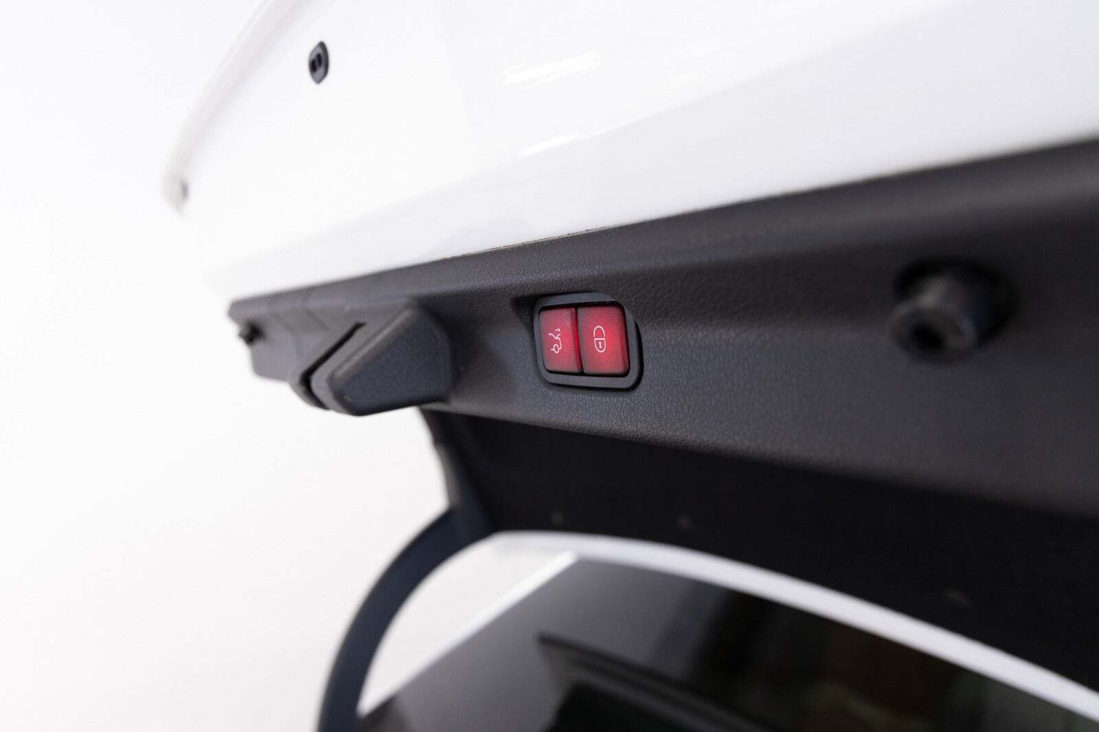 Hvid Mercedes EQE300 fra 2023