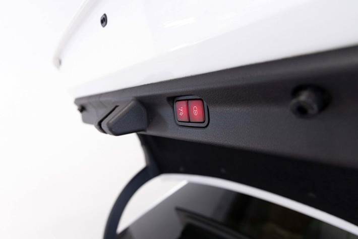 Hvid Mercedes EQE300 fra 2023