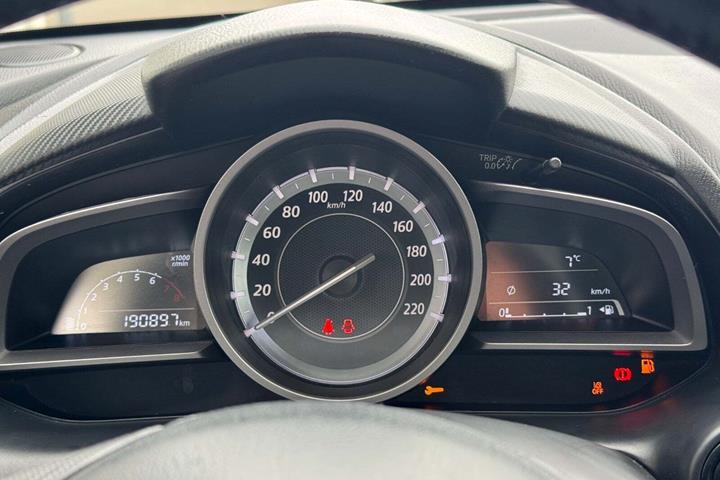 Sort Mazda 2 fra 2015