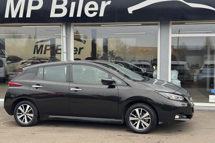 Sort Nissan Leaf fra 2021