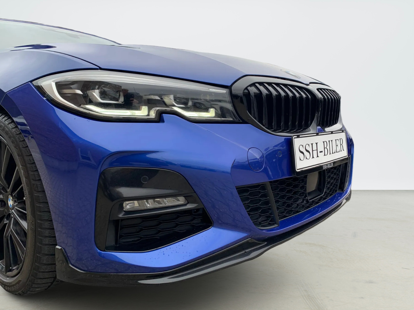 Blå BMW 330i fra 2019