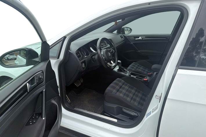 Hvid VW Golf VII fra 2016
