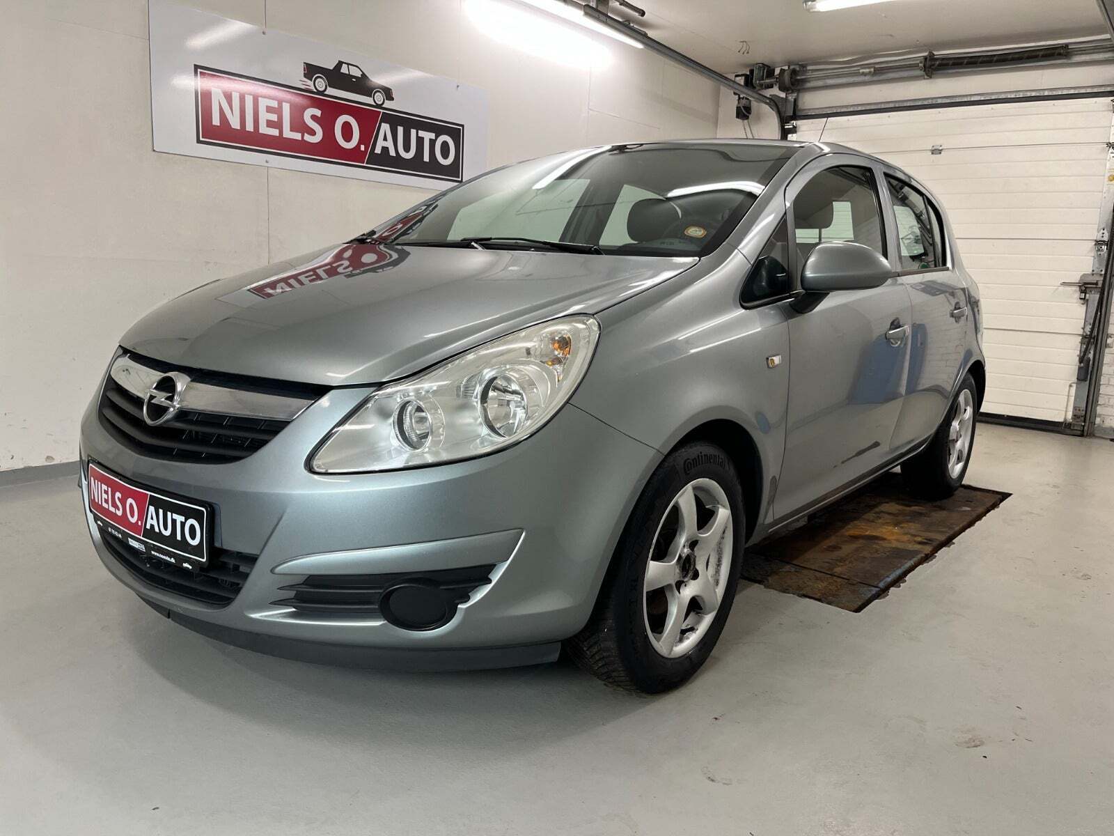 Sølv Opel Corsa fra 2010