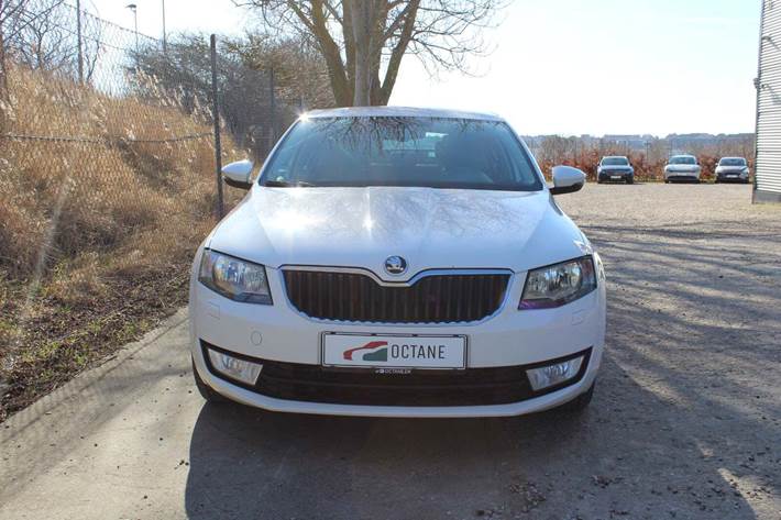 Hvid Skoda Octavia fra 2016