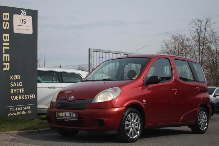 Rød Toyota Yaris Verso fra 2002