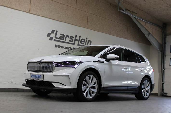 Hvid Skoda Enyaq fra 2022 set udefra