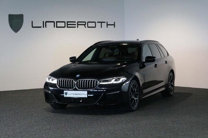 Sort BMW 530e fra 2022 set udefra