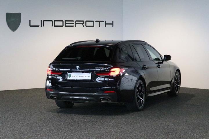 Sort BMW 530e fra 2022