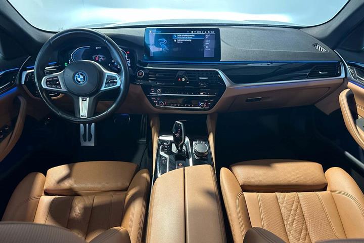 Sort BMW 530e fra 2022