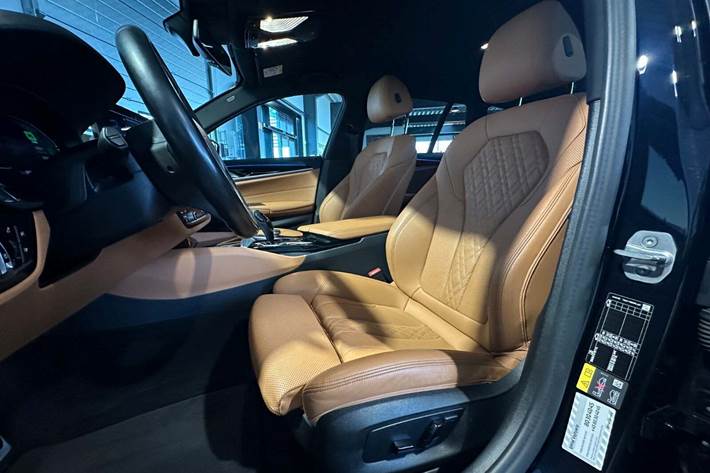 Sort BMW 530e fra 2022