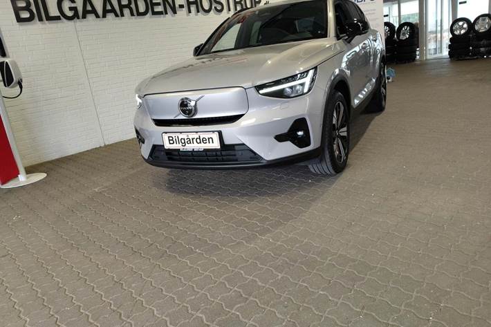 Beige Volvo XC40 fra 2023 set udefra