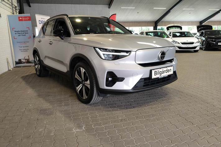 Beige Volvo XC40 fra 2023