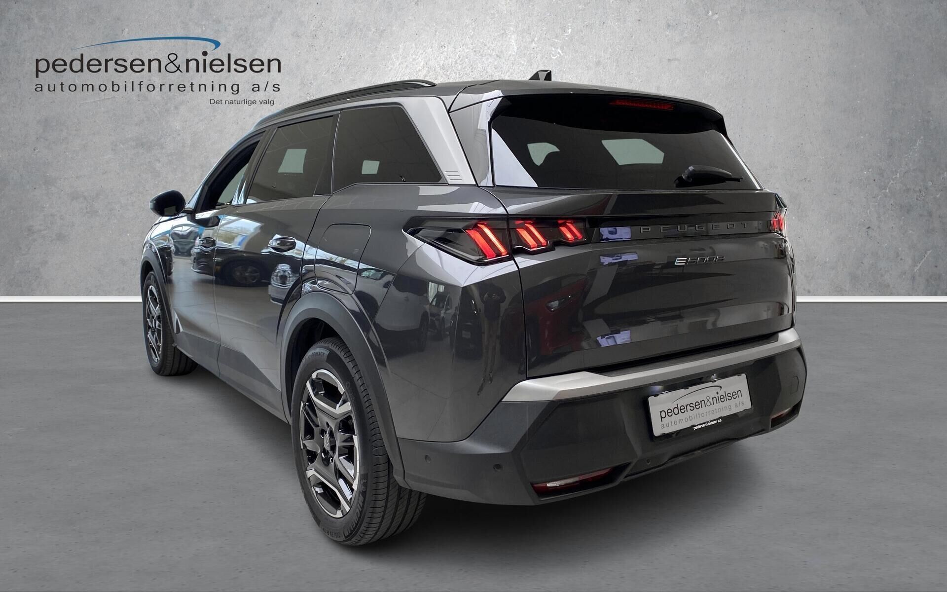 Grå Peugeot e-5008 fra 2025