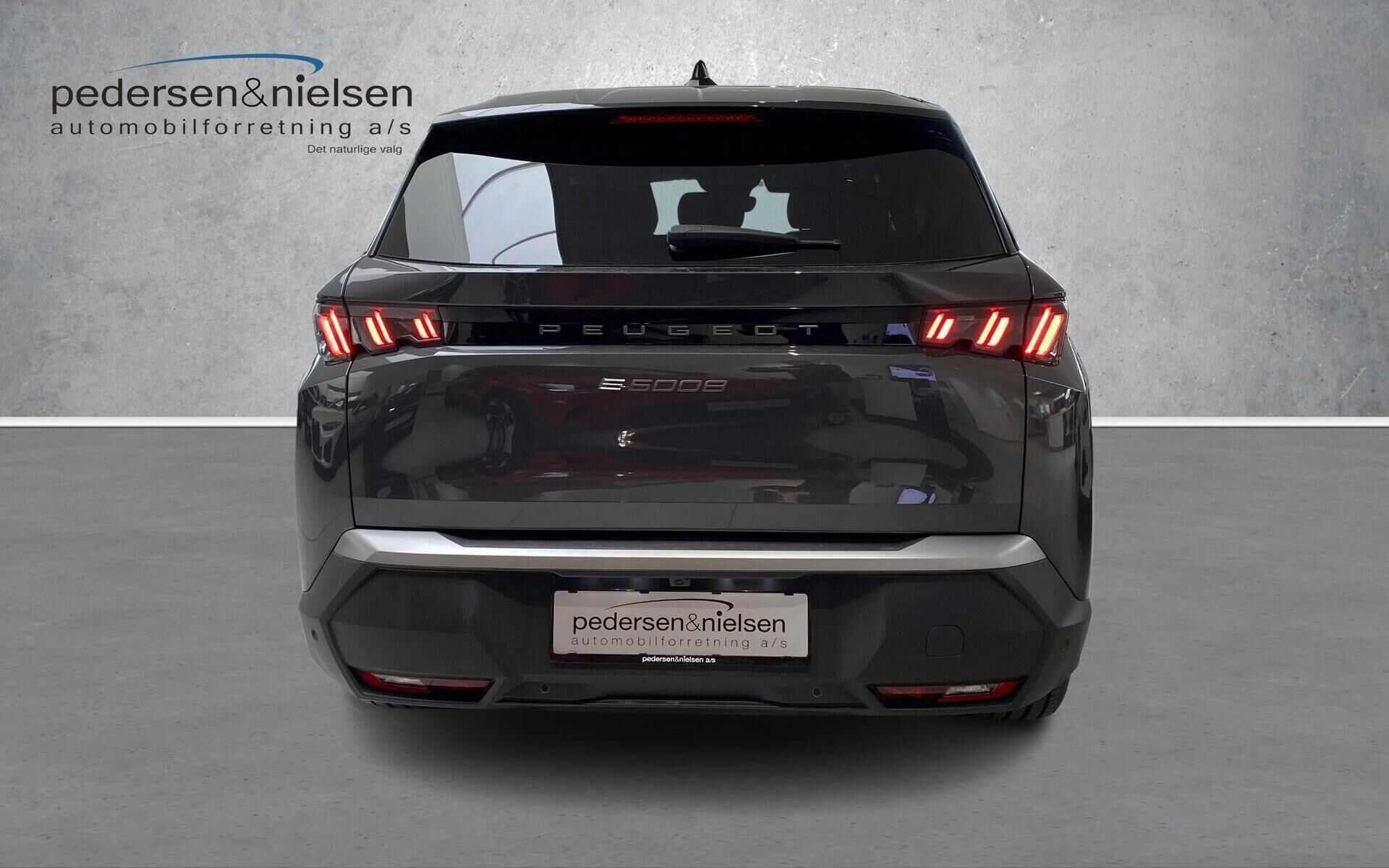 Grå Peugeot e-5008 fra 2025