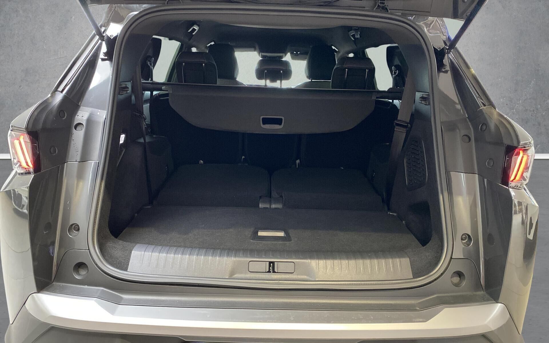 Grå Peugeot e-5008 fra 2025