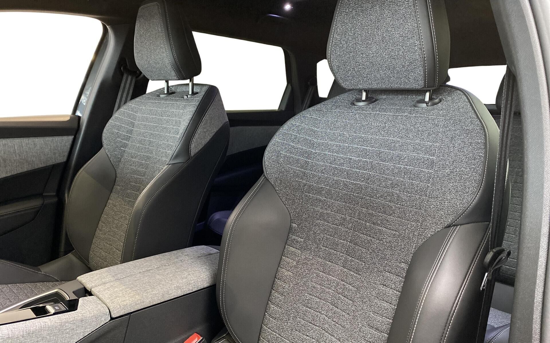 Grå Peugeot e-5008 fra 2025