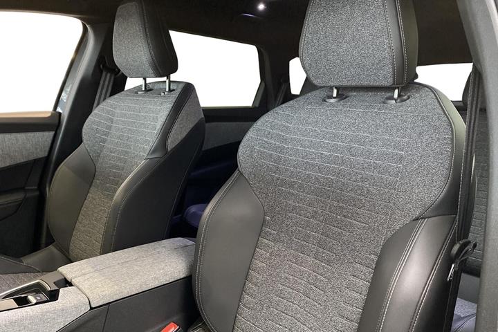 Grå Peugeot e-5008 fra 2025