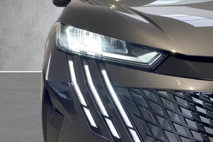 Grå Peugeot e-5008 fra 2025