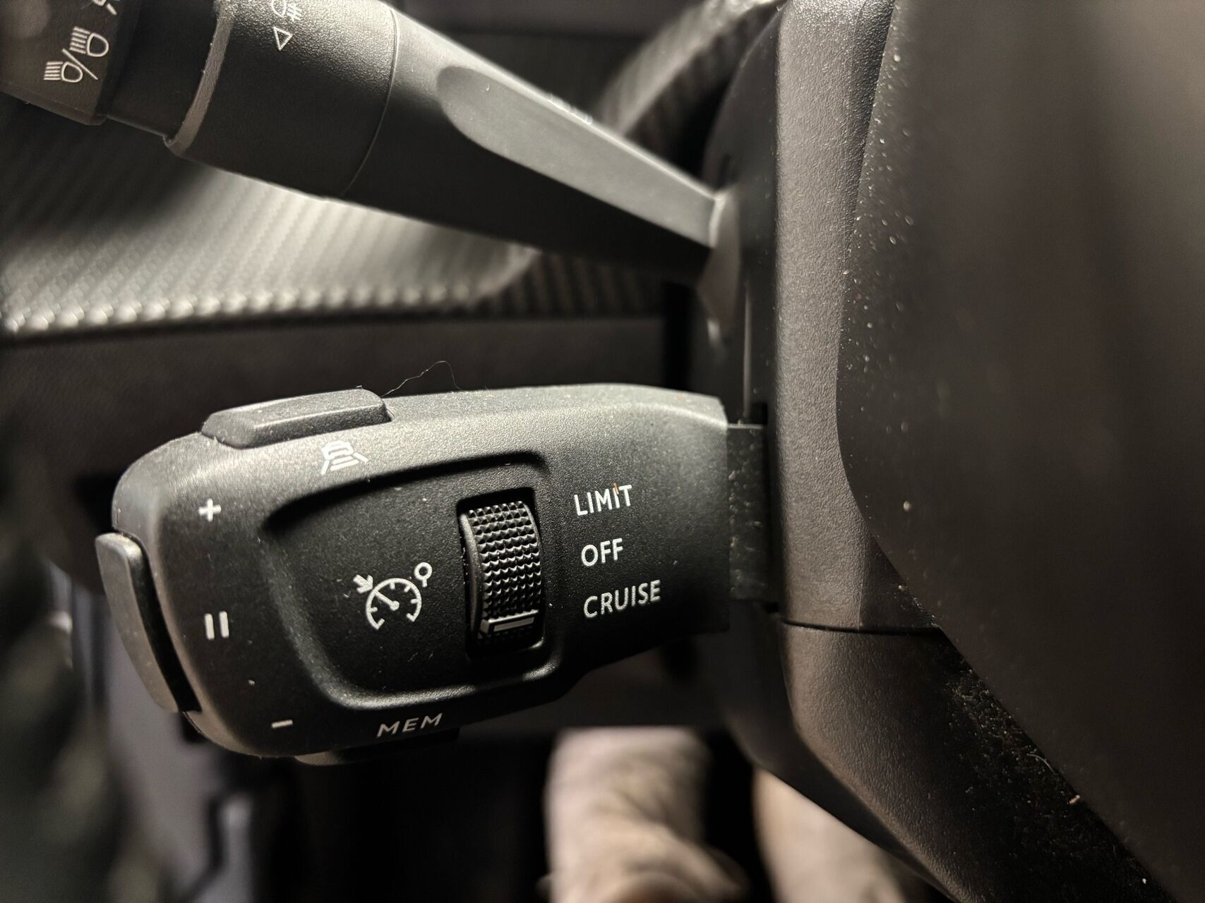 Grå Peugeot 2008 fra 2021