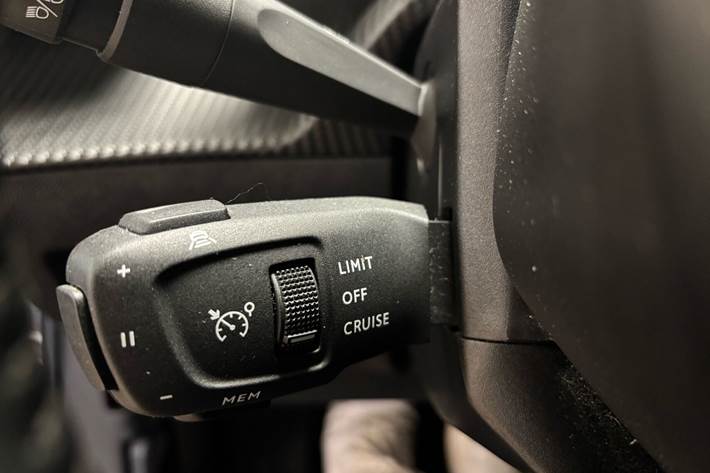 Grå Peugeot 2008 fra 2021