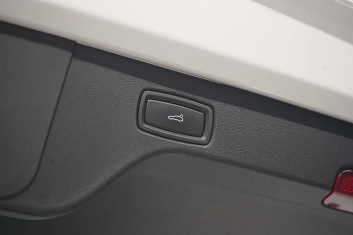 Hvid Porsche Macan fra 2025