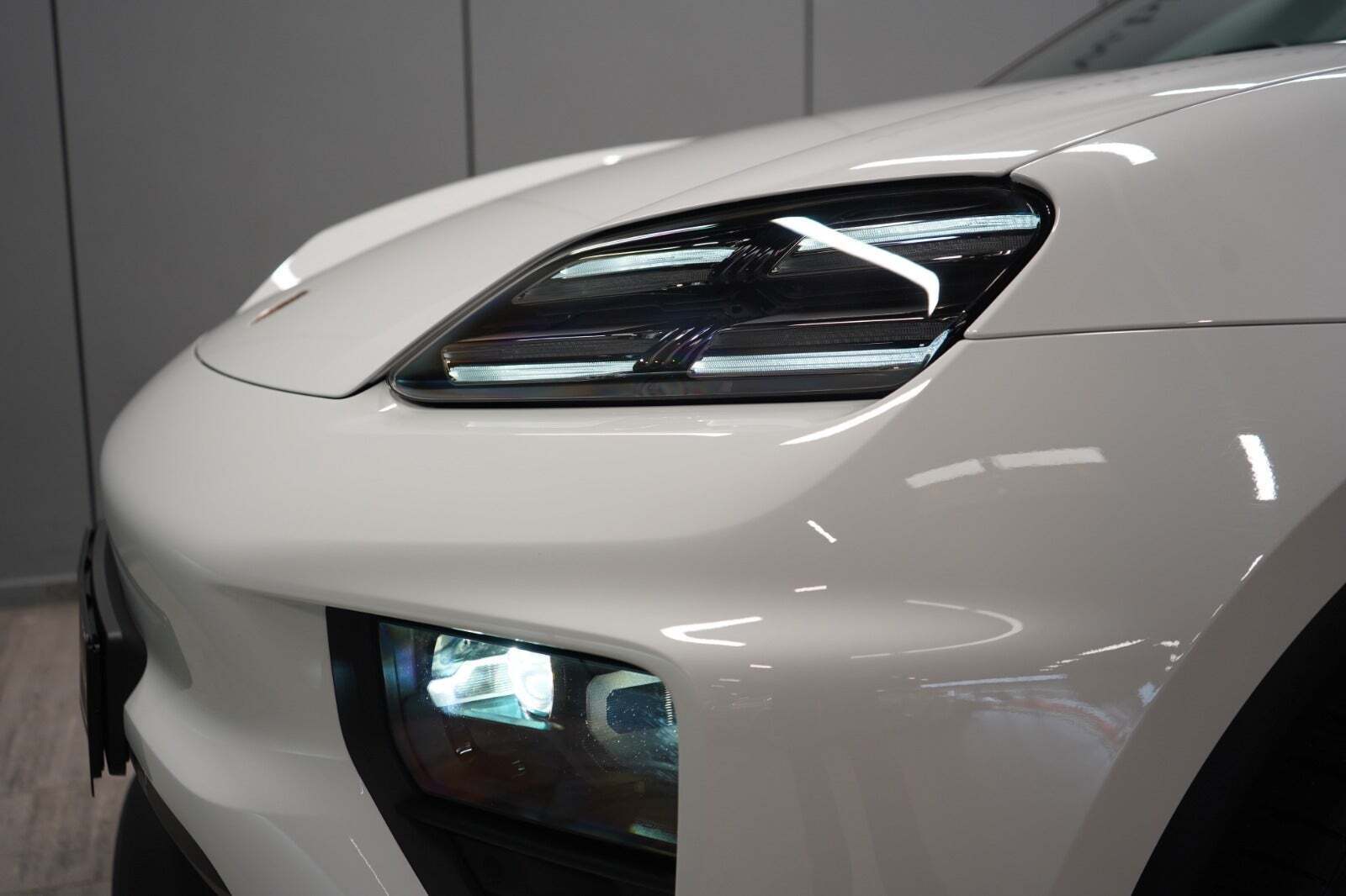 Hvid Porsche Macan fra 2025