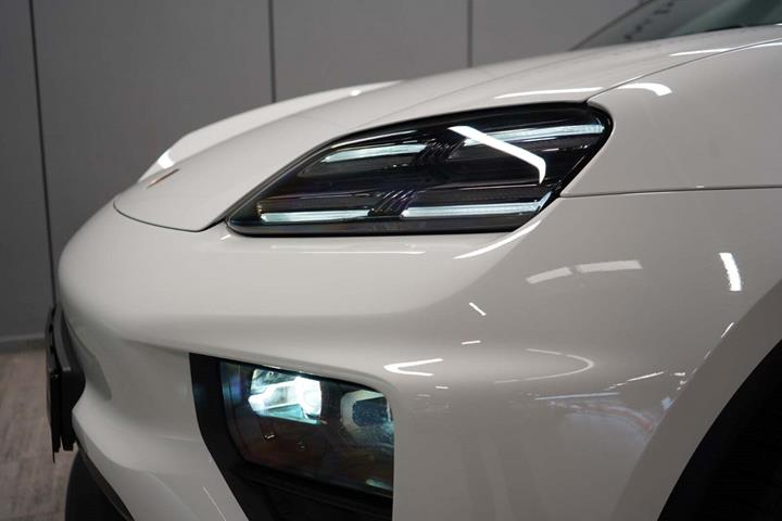 Hvid Porsche Macan fra 2025