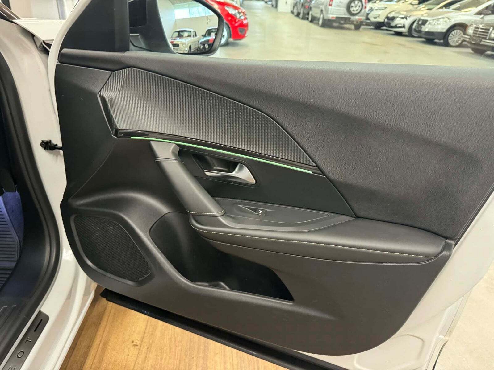 Hvid Peugeot 2008 fra 2023