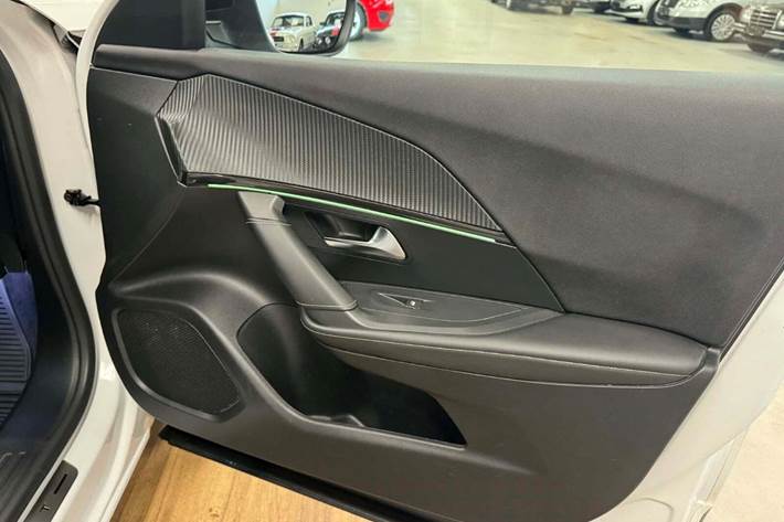 Hvid Peugeot 2008 fra 2023