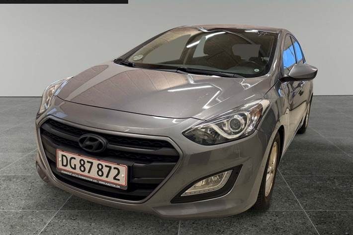 Grå Hyundai i30 fra 2015 set udefra