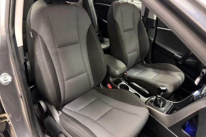 Grå Hyundai i30 fra 2015