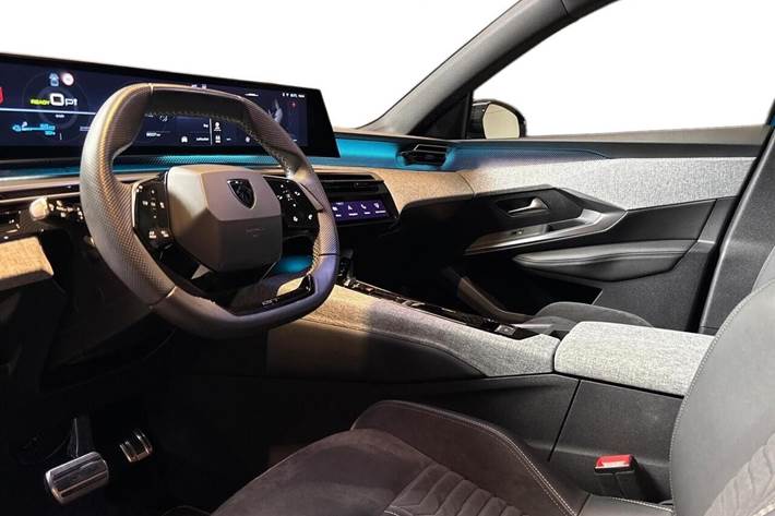 Blå Peugeot e-5008 fra 2025