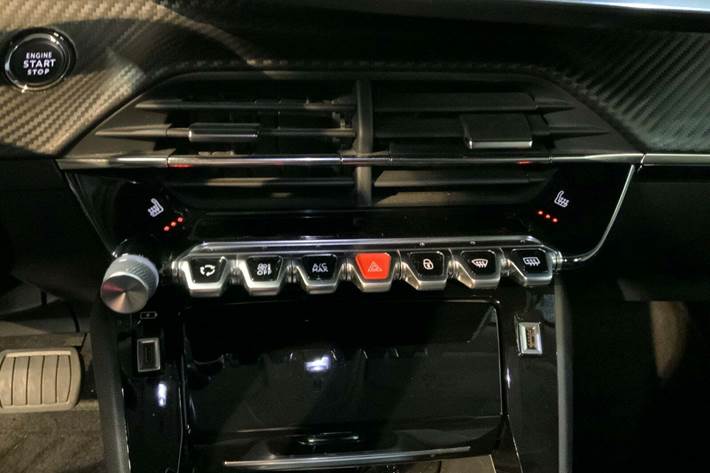 Sort Peugeot 2008 fra 2020