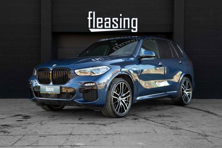 Blå BMW X5 fra 2021