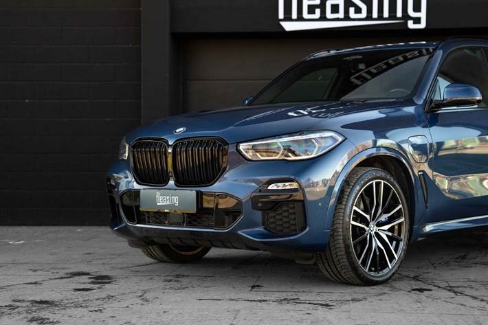 Blå BMW X5 fra 2021