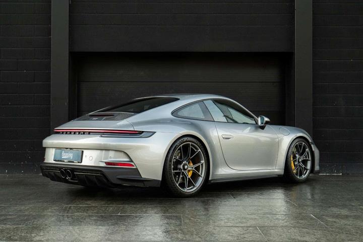 Sølv Porsche 911 GT3 fra 2023