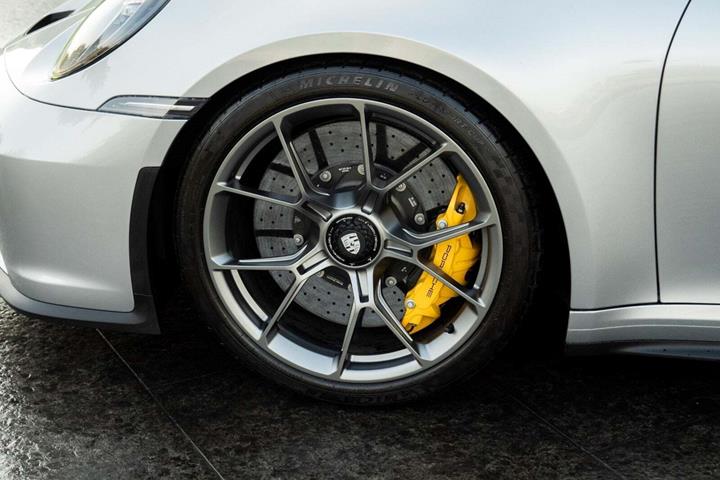 Sølv Porsche 911 GT3 fra 2023