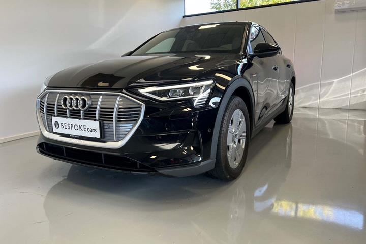 Sort Audi e-tron fra 2021 set udefra