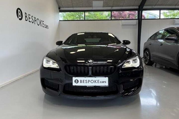 Sort BMW M6 fra 2015 set udefra