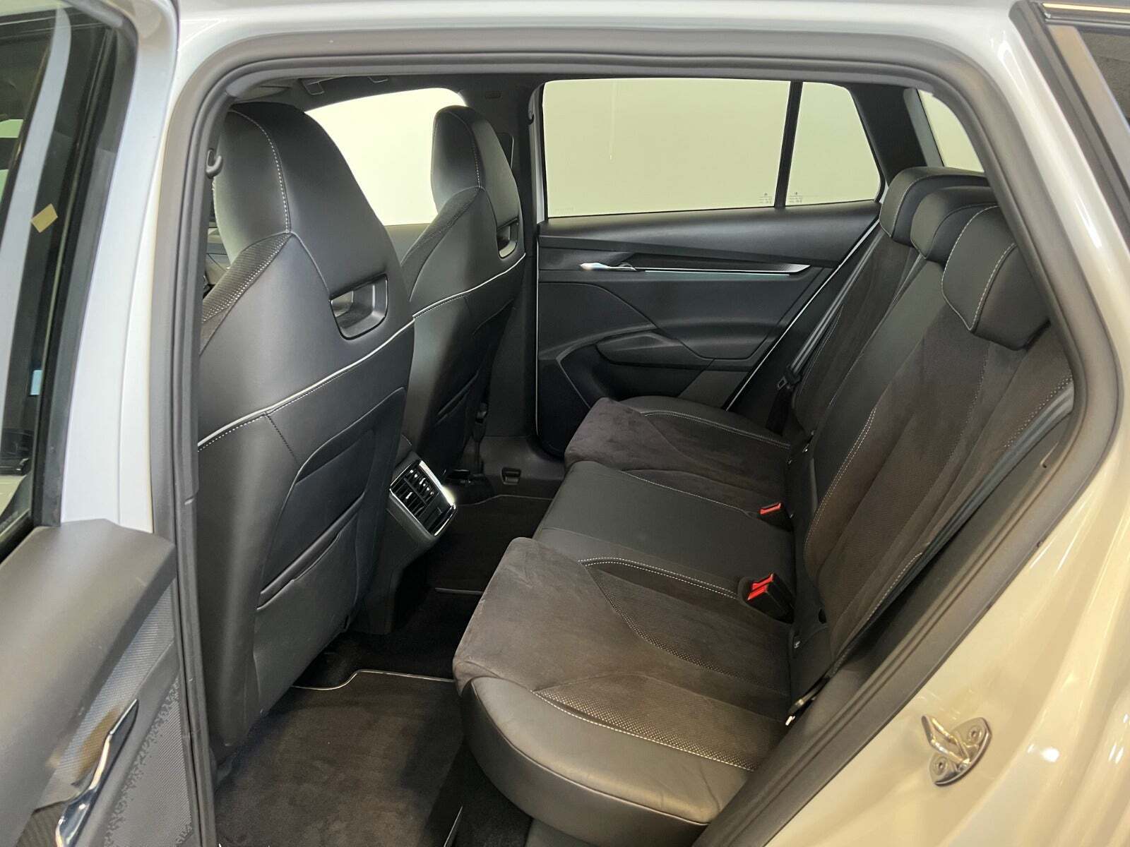 Hvid Skoda Enyaq fra 2022