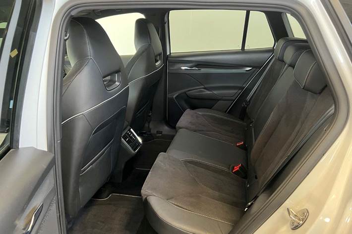 Hvid Skoda Enyaq fra 2022