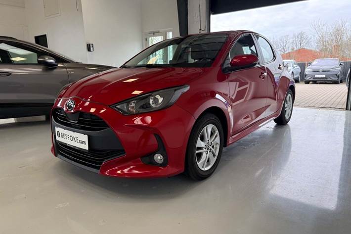 Rød Mazda 2 fra 2022