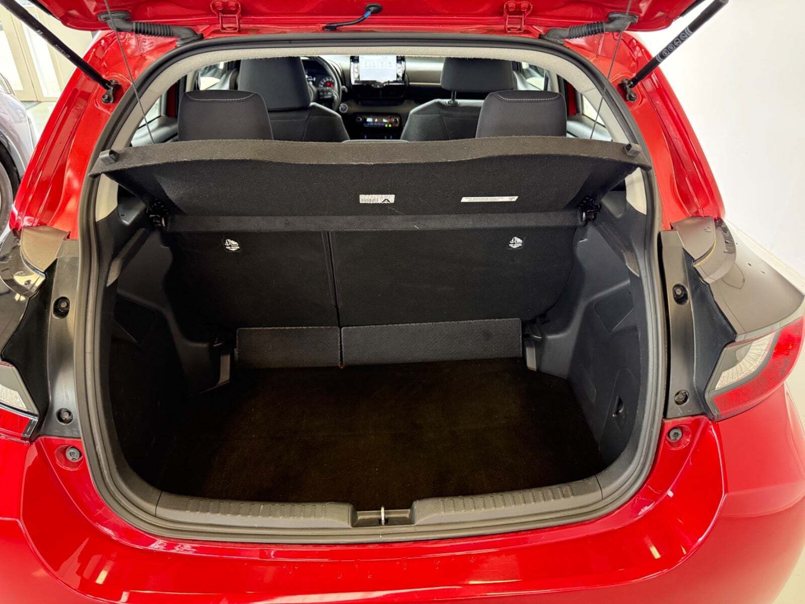 Rød Mazda 2 fra 2022