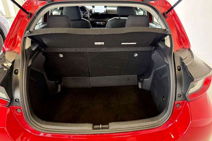 Rød Mazda 2 fra 2022