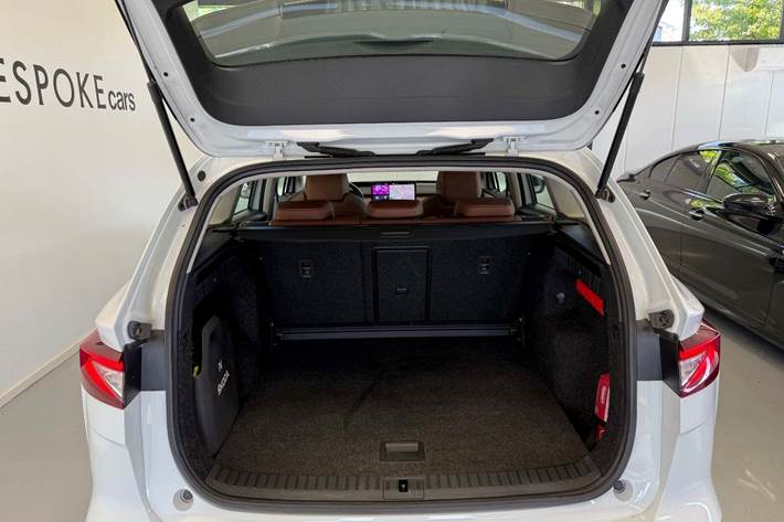 Hvid Skoda Enyaq fra 2022