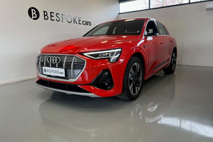 Rød Audi e-tron fra 2021 set udefra