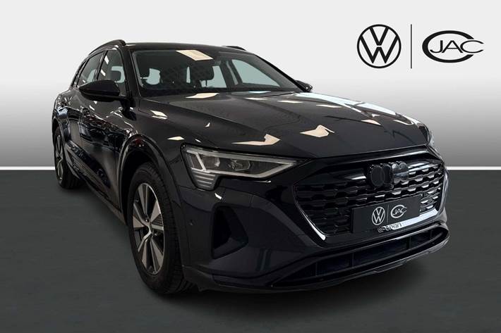 Grå Audi Q8 e-tron fra 2024 set udefra