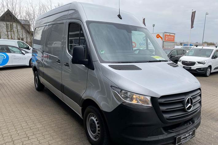 Sølv Mercedes Sprinter 215 fra 2022